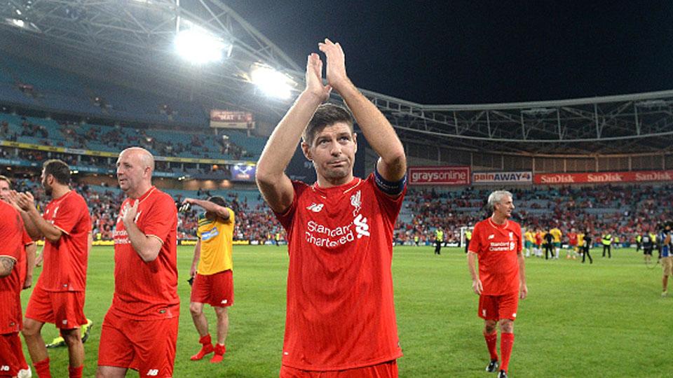 Steven Gerrard tepuk tangan kepada fans Liverpool (07/01/16). - INDOSPORT